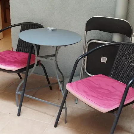 διατιθεται γκαρσονιέρα קלמאטה